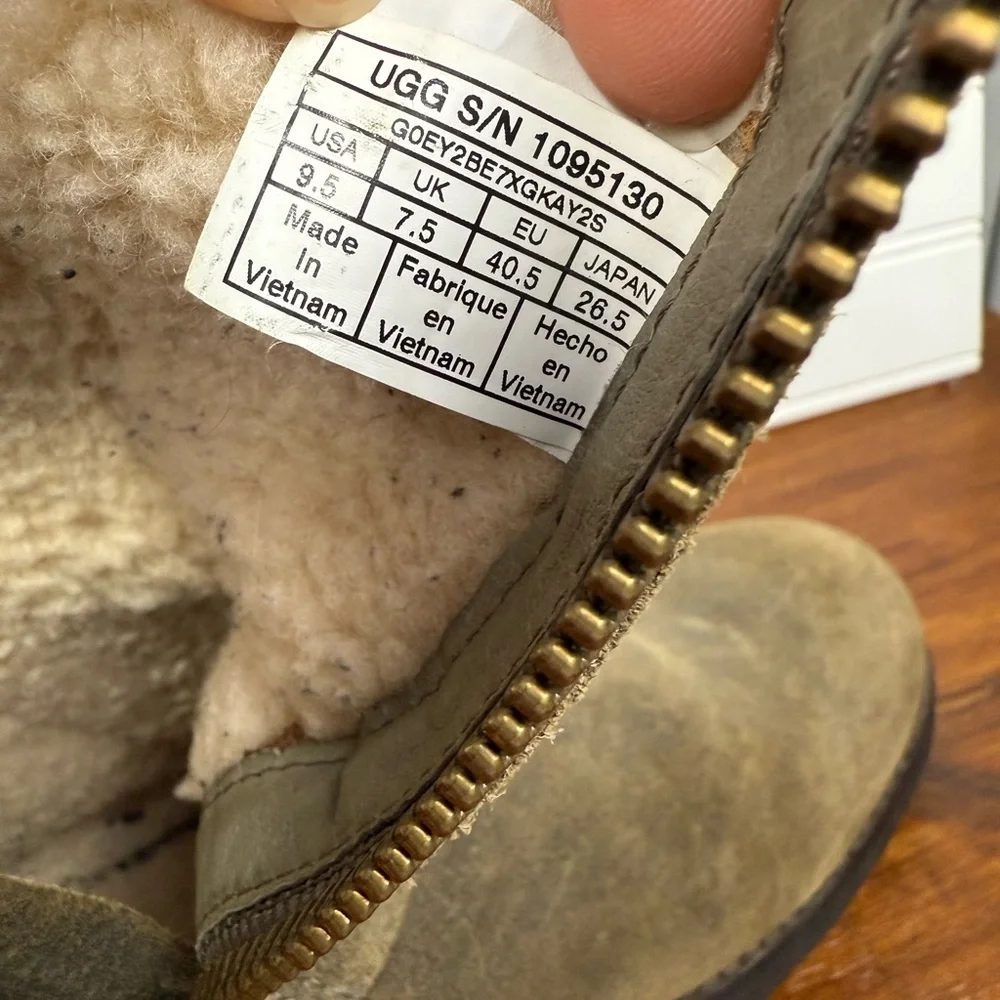 UGG women’s Niels II water resistant side zip moto Dove boots. Size 9.5 - Picture 6 of 11